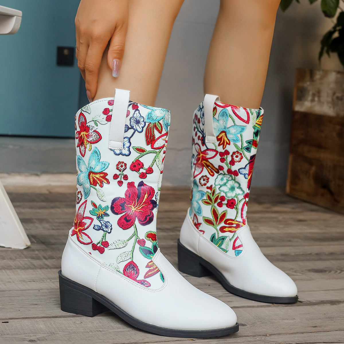 Round Head Embroidery Flower Middle Boots Patchwork Retro